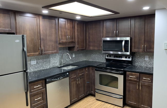 Obasa Suites @ The Hallmark - Photo 5