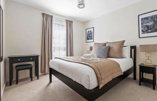 Central 2BR Park Royal Apartment with Balcony and Parking - Photo 4