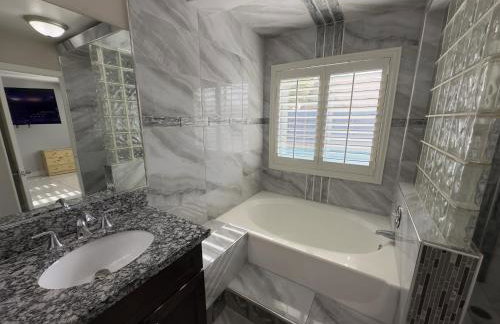 Heated Salt Pool, BBQ, Movie Projector, Stereo, Billiards Table, Arcade Game, Darts - Stone Sanctuary NW at Childrens Memorial Park, Pool Heat Optional - Foto 22