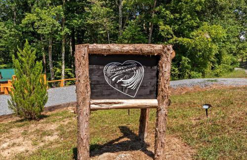 The Heartwood Hideaway-Charming Cabin Getaway-Trails, Creek, and Starry Nights - Foto 71