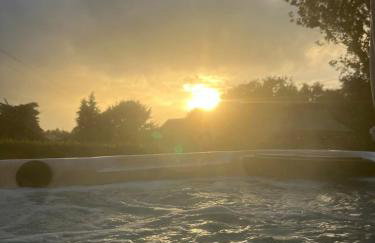 Sunset Retreat Cabin, Private Hot Tub with Mini Cinema Projector & Garden views - Foto 37