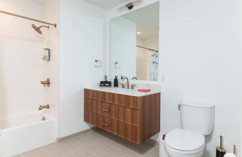 Back-Bay 2BR Condo w Roof top Gym Parking - Foto 49