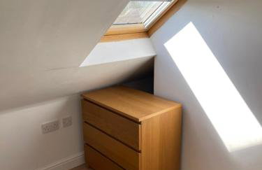 Large, 3 Floors, Quiet, Sleeps 16, 4 Bathrooms, 5 Parking, Semi rural Leicester - Foto 49