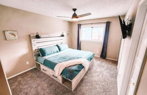 Pet Friendly/3 King Beds/Mins to Airport - Foto 13