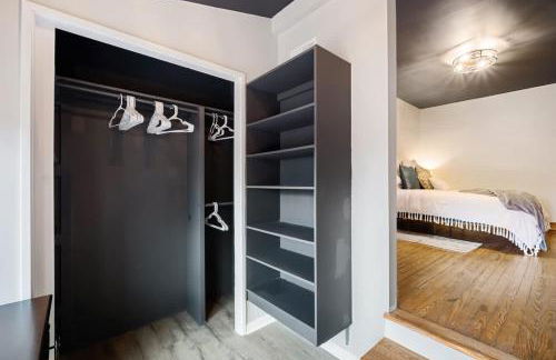 Spacious retreat w private backyard near downtown - Foto 15