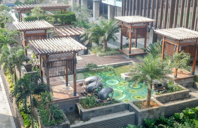 Cozy Pool View Kemang Village Residence Apartment with Direct Access to Mall - Foto 41