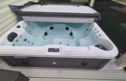 Hot tub retreat, at Tattersall Lakes caravan - Foto 15