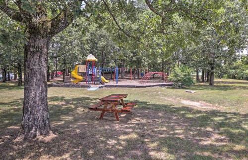 Fairfield Bay Gem with pool access and 4 Mi to Lake - Photo 2