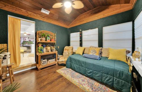 Zen Jungle House by Busch Gardens Sleeps 12 with Outdoor Games & Detached Play Space! - Foto 13