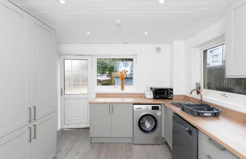 3BR Family House with Free Parking in West Lothian - Photo 14