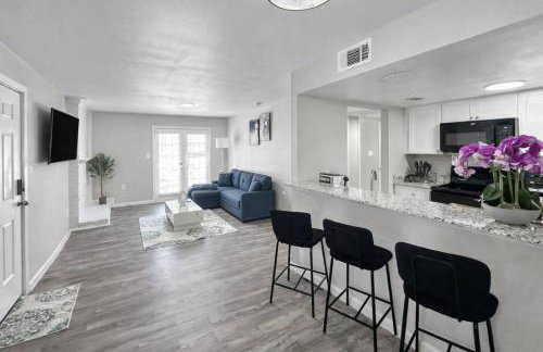 Addison Apartment with Free Parking Pool Gym - Foto 12