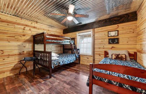 Rustic Barn Retreat w Hot Tub Game Room & FirePit - Photo 30
