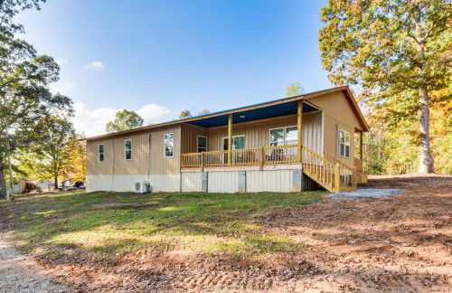 Lake-View Home in Statham with On-Site Fishing - Foto 26