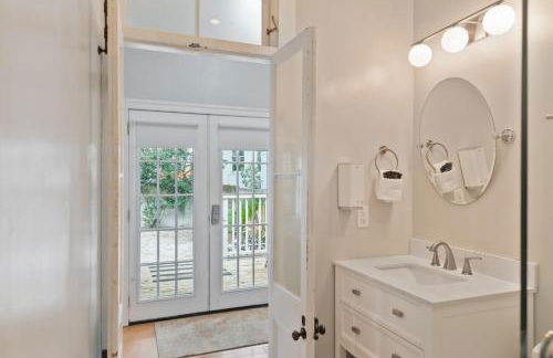 Spacious and Quiet One Block off King Street - Foto 13