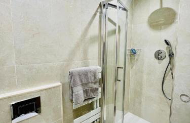 2 Bedroom Flat or Appartment near Heathrow with Garden - Photo 8