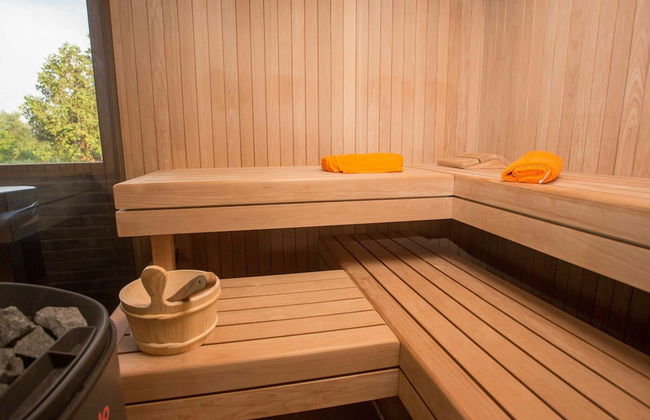 Amazing Chalet with Private Garden, Hot Tub, Sauna, Great Location by the River - Foto 20