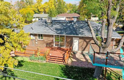 Enchanting Upper Unit with City Charm - Foto 11