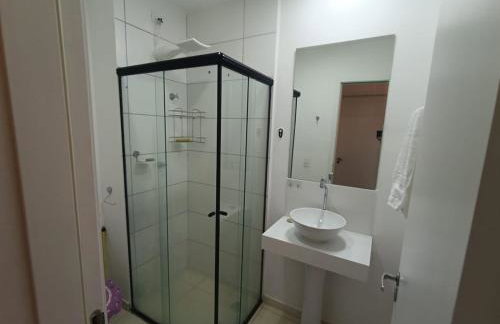 Apartamento aconchegante com excelente localização e piscina - Foto 13