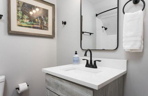 Chic 3BR Home with Fire Pit-Private Yard-Family Friendly - Foto 38