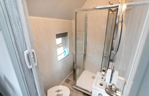 BED AT BOWBRIDGE Spacious house and parking - Foto 8