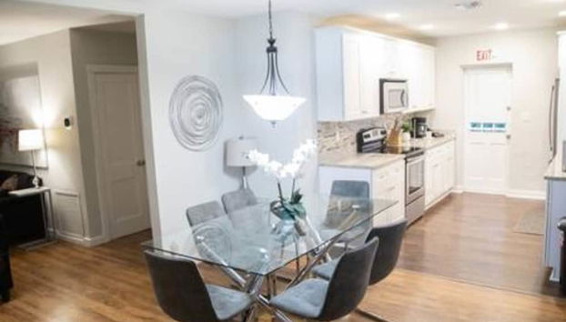 Charming 4BR Home With Heated Pool in Hollywood - Foto 3, Habitación