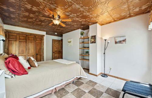 Rustic 5BR Escape with Private Hot Tub 25min to Park City - Foto 14