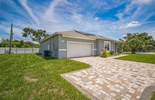 Newer Construction Home in Port Richey 3BR 2BA Bright with High Ceilings, Screened Lanai & Lake View, Fully Furnished, Conveniently Located on a Corner Lot with No Front Neighbors, Short Walk to US-19, Shops & Restaurants - Foto 1