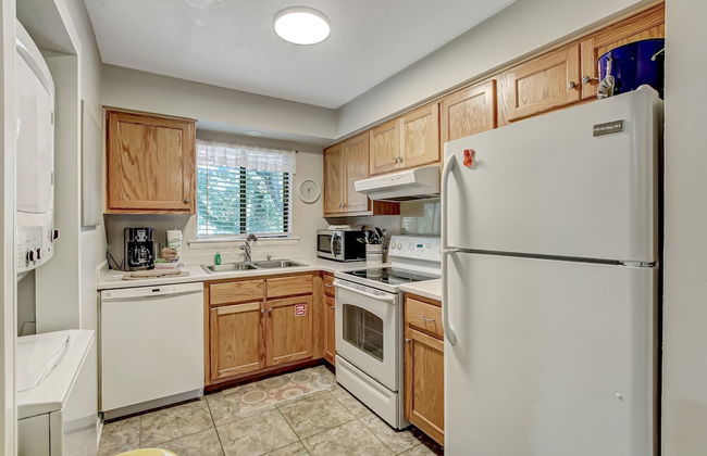 Secluded Condo with Peaceful Wooded Views and Easy Access to the Beach by RedAwning - Foto 9