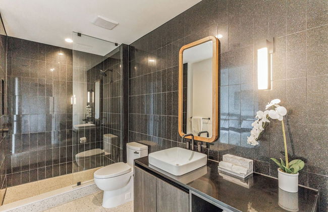 High Rise Luxury Condo With Lake & City Views - Foto 15