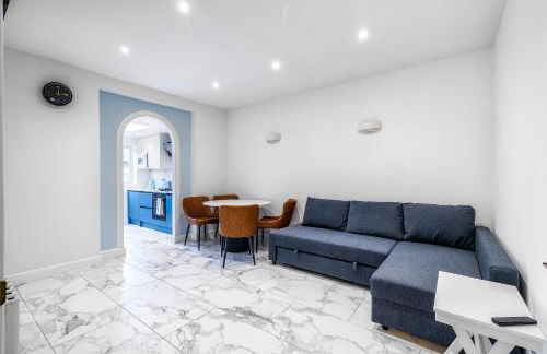 Luxurious 2 bedroom flat with parking and garden, 5 mins walk to train station and bus stop opposite property - Foto 38