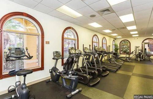 Disney World Cinderella Castle Lazy River Pool & Game Room - Foto 57