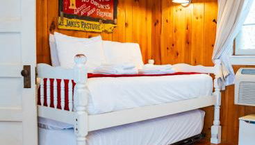 Cottage 1-2 -2 Bedroom 1 Bath End Unit with Kitchenette Private Courtyard Pet Friendly fee applies - Foto 4