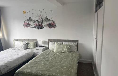 Comfortable 2-Bed Flat Balcony Near Airport - Photo 9