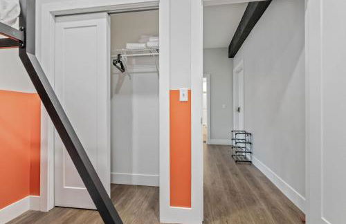 Apt+ 2 Queens+Bunkbed+Free Parking 55"TV - Photo 25