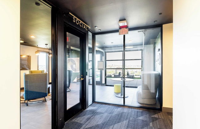 Lindsley by Avantstay Balcony + Modern Design A+ Downtown Location - Photo 42