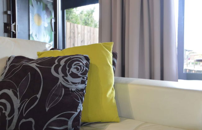 Modern Waterfront Chalet - Photo 2