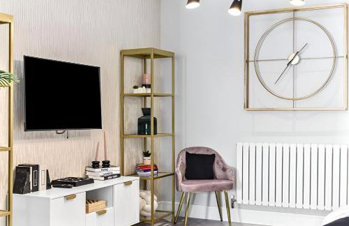 The Ultimate Hangout 4BR Modern House with Garden - Photo 17