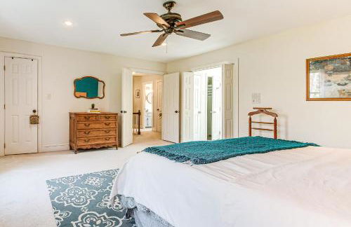 4,100-Sq-Ft Gem with Pool Table and Yard in Raleigh - Foto 14