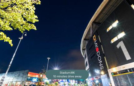 Detached House in Brooklands - Prime Location - Driveway Parking, Self-Check-In, Fast WiFi and Smart TV by Yoko Property - Foto 47