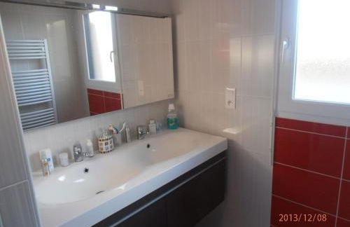 Reposant, Calme, Vue Mer imprenable à 2 m de l'eau, Petit Port Typique Breton - Foto 16