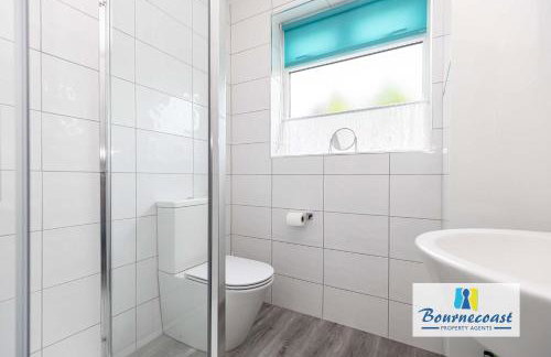 MUDEFORD ESCAPE by BOURNECOAST - A Chalet Bungalow with a Garden - Ideal for Family Getaways - HB9600 - Foto 14