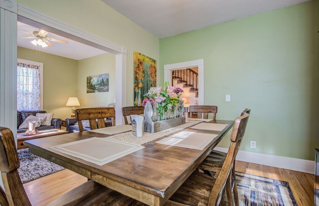 5bddowntown Victorian Charmhot Tub, Firepit - Photo 23