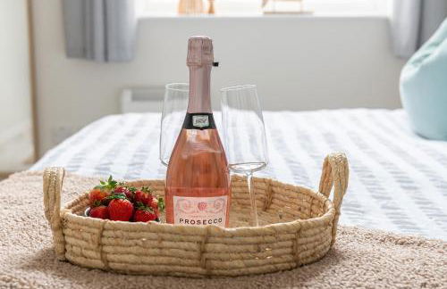 Charming 2 Bedroom Apartment in a Converted Chapel - Free Parking, Smart TV, Fast WiFi and Self-Check-In by Yoko Property - Foto 11