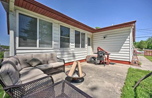 3 Mi to Lake Michigan Access Sawyer Home with Patio - Foto 2