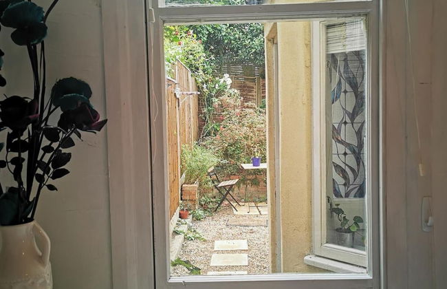 1 Bed Victorian Flat Sleeps 4 - Garden & Patio - Foto 21