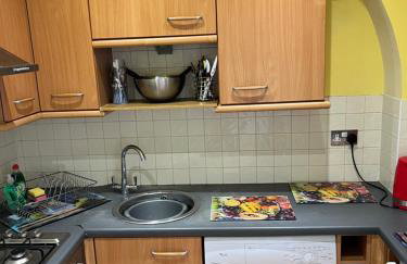 1 bedroom budget homely apartment, with free private parking and long term deals available - Foto 14