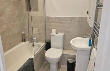 StayZen Apartments - Free Parking & Private Garden Ground Floor Central Woking - Business & Leisure - Photo 5