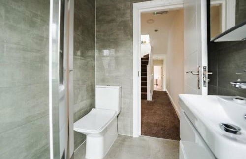 Newly Renovated Modern 4 Bed 3 Bath Apartment London - Foto 52