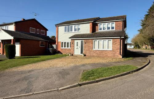 Spacious modern detached house in eye near A140 in the town centre - Photo 3