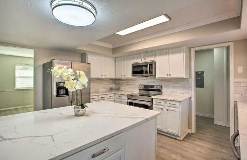 11 Mi to Holiday at Arboretum! Home with Hot Tub - Foto 18